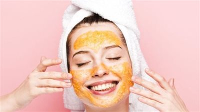 تألقي في رأس السنة| وصفات الكركم للوجه.. 6 ماسكات ذهبية للترطيب والتبييض والتقشير 