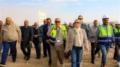 لتدوير المخلفات الصلبة.. وزيرة البيئة ومحافظ قنا يتفقدان المدفن الصحي بصحراء قنا | بث مباشر 