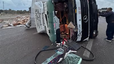 انقلاب تريلا على الطريق الصحراوي في الإسكندرية بالتزامن مع نوة الفيضة الصغرى