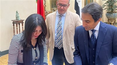 السفارة المصرية في روما تستعيد عددا من القطع الأثرية الفرعونية المهربة| صور 