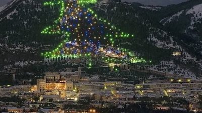 ارتفاعها 750 مترًا.. أين توجد أكبر شجرة كريسماس في العالم؟