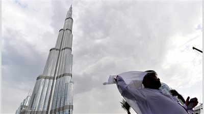 الطقس اليوم في الإمارات: سحب ركامية شرقًا وضباب على المناطق الساحلية