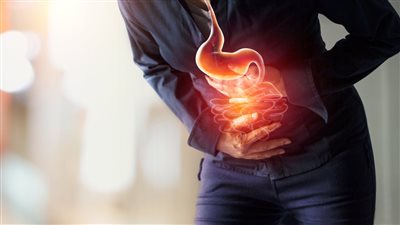 علامة على التهاب الأمعاء.. خبراء يكشفون سبب تقرحات الفم