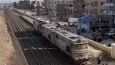 في مكان غير مخصص للمشاة.. مصرع شخص دهسا أسفل عجلات القطار بالمنوفية| بث مباشر 