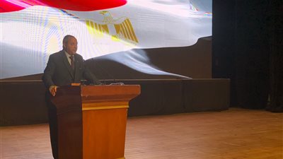 محافظ بورسعيد للشباب: ارشق في أي شغلانة.. وأنا اشتغلت ونمت على التراب قبل المنصب 