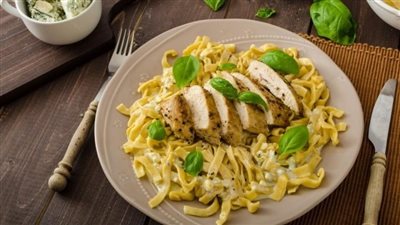 طريقة عمل الفوتشيني.. الوصفة الإيطالية الأصلية بصدور الدجاج والكريمة