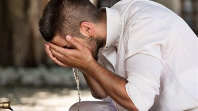 هل يجوز الوضوء من مياه خزان به صدأ؟.. أمين الفتوى يجيب