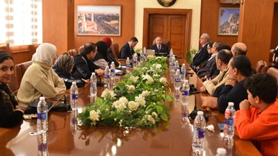 محافظ بورسعيد يستقبل أسر وأبطال المقاومة الشعبية.. ويوجه بتوعية الشباب ضد مخاطر حروب الجيل الرابع