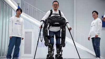 على غرار فيلم Iron Man.. باحثون يطورون روبوتًا لمساعدة مرضى الشلل النصفي على المشي