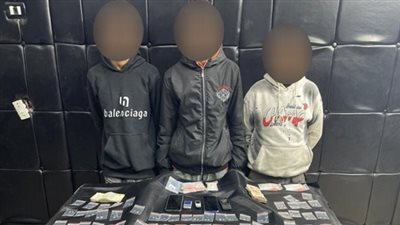 بحوزتهم بودر وخرطوش.. القبض على 3 عاطلين لاتهامهم بالترويج للمخدرات بزهراء مدينة نصر