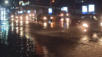 تجمع المياه أسفل كوبري محرم بك بالإسكندرية عقب سقوط الأمطار| صور