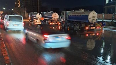 شفط التجمعات المائية أسفل كوبري محرم بك بالإسكندرية.. وتسيير الطريق أمام السيارات