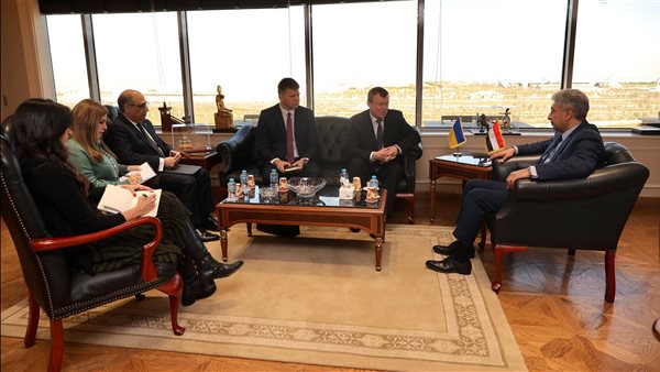 وزير السياحة مع سفير