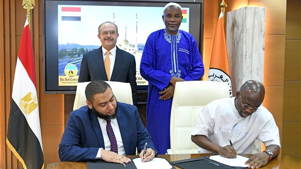 جانب من توقيع العقود