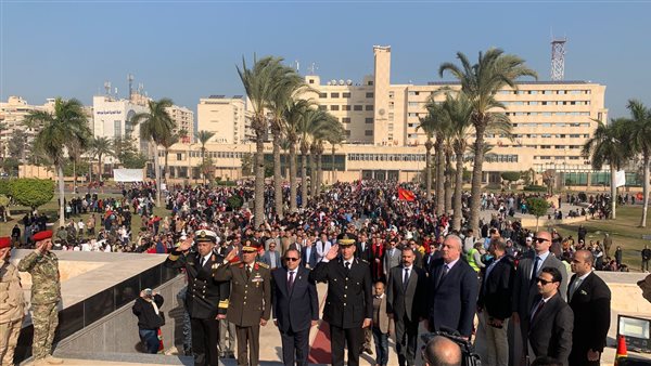 محافظ بورسعيد يضع