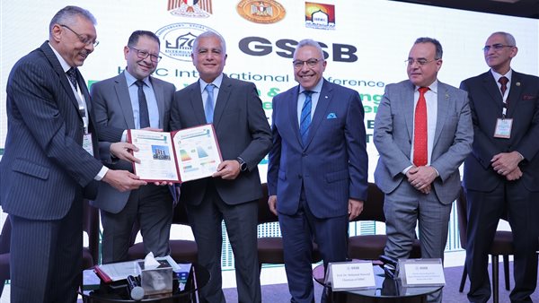 تسليم شهادة اعتماد