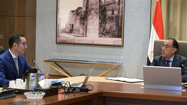 رئيس الوزراء مع وزير