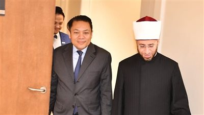 لبحث التعاون في نشر الفكر الوسطي.. وزير الأوقاف يستقبل سفير ماليزيا 