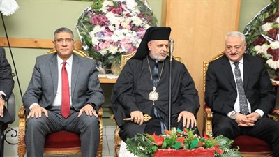 محافظ الجيزة يزور الكنيسة الكاثوليكية لتهنئة الأقباط بعيد الميلاد | صور