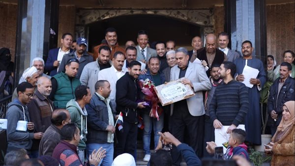 ممر شرفي ووداع بالورود