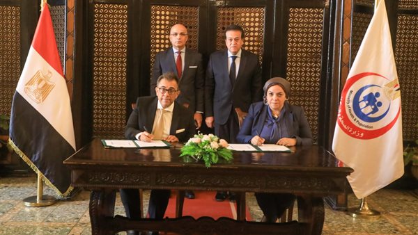 جانب من التوقيع 