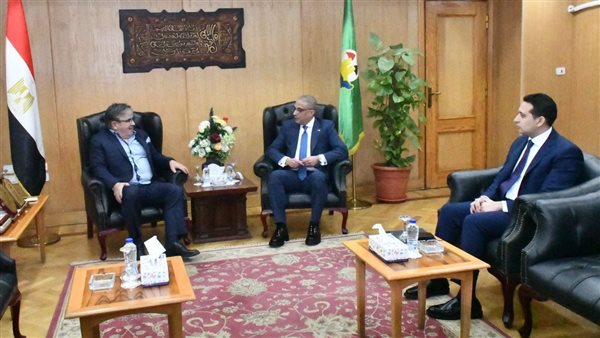 محافظ الفيوم يستقبل