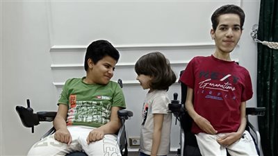 أبناؤه الـ 3 مصابين بضمور العضلات.. أب يستغيث لإنقاذ ابنه الأصغر: هو الأمل الوحيد بعد تأخر حالة اخواته