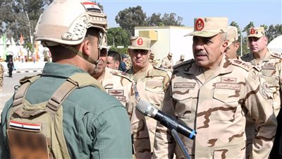 الفريق أحمد خليفة رئيس أركان حرب القوات المسلحة يتفقد منظومة الكفاءة القتالية لقوات الصاعقة