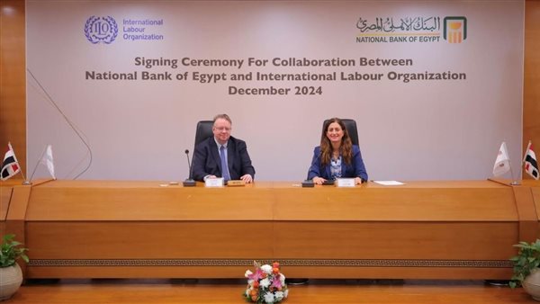 جانب من التوقيع