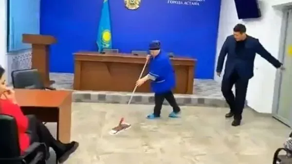 مدرس يفاجئ عاملة