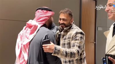 وصول تامر حسني إلى الرياض استعدادا لحفله الليلة على مسرح أبو بكر سالم