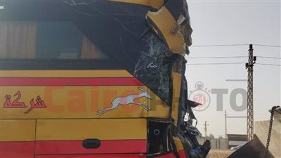 راح ضحيته 3 أشخاص وإصابة 12 آخرين.. ننشر الصور الأولى لحادث تصادم أتوبيس وسيارة نقل بالمنيا