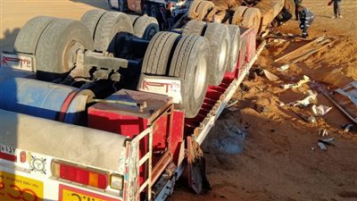 التريلا اتقلبت.. مصرع سائق سيارة في حادث بطريق جنيفة بالسويس