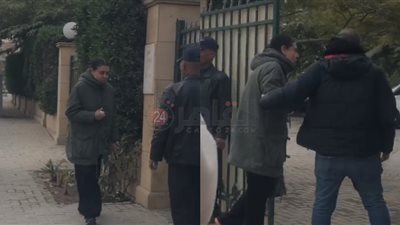 مش قادرة تمشي.. انهيار نشوى مصطفى لحظة وصولها لأداء صلاة الجنازة على زوجها