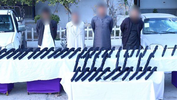 المتهمون بحوزة المضبوطات