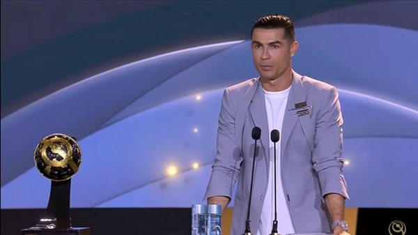 رونالدو يتوج بجائزة