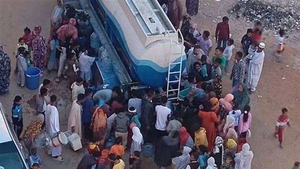 زحام أمام سيارة المياه