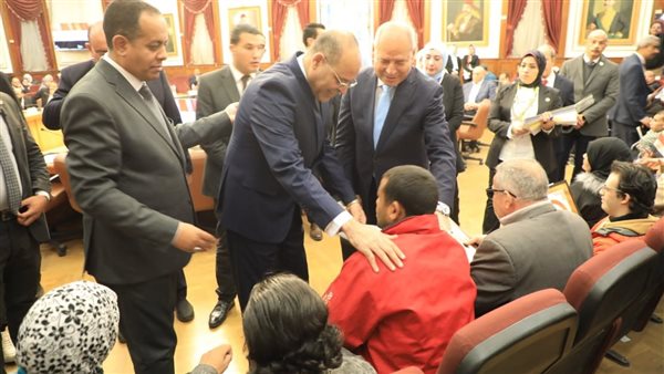 محافظ القاهرة يسلّم