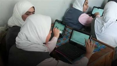 أولياء أمور طلاب مدرسة بالغربية يستغيثون بوزير التعليم لحصول أبنائهم على التابلت 