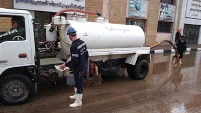 طوارئ في السويس والدفع بسيارات شفط بالشوارع تزامنًا مع تحذيرات الأرصاد | بث مباشر