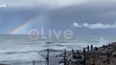 ظهور قوس قزح في سماء الإسكندرية وارتفاع الأمواج بالتزامن مع نوة عيد الميلاد | بث مباشر