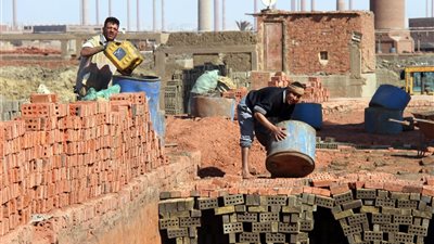 الصناعة ترفع مقترحًا لمجلس الوزراء بعدم قطع الغاز والكهرباء عن مصانع الطوب 