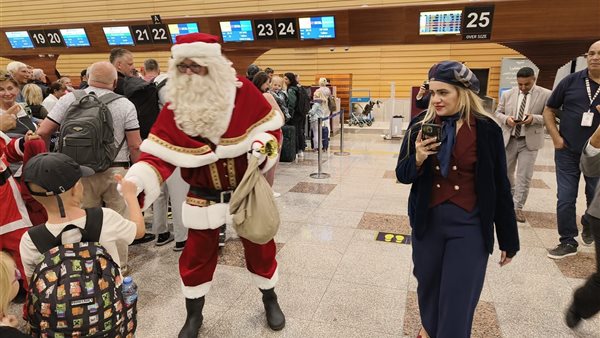 بابا نويل فى مطار