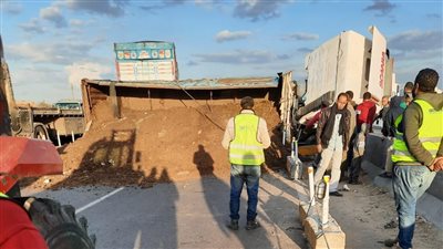 انقلاب سيارة نقل محملة بروث الطيور على الطريق الإقليمي في المنوفية