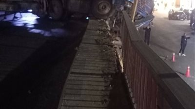 اصطدام سيارة نقل ثقيل بسور كوبري قويسنا بالمنوفية.. والدفع بمعدات لرفع آثار الحادث| صور