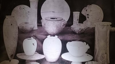 المتحف المصري بالتحرير ينشر صورة نادرة لـ الأواني الحجرية بقاعة حسي رع