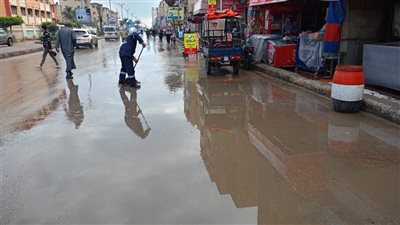 انتشار سيارات وعمال الصرف الصحي بشوارع كفر الشيخ لكسح مياه الأمطار| صور 