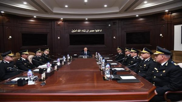 وزير الداخلية يجتمع