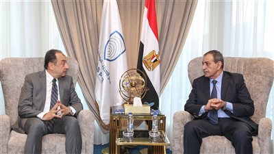 وزير قطاع الأعمال يتفقد منشآت مجمع الإصدارات المؤمنة والذكية