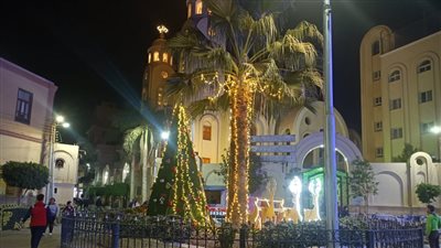 ميادين المنيا تتزين بأشجار الكريسماس والأنوار لاستقبال العام الجديد